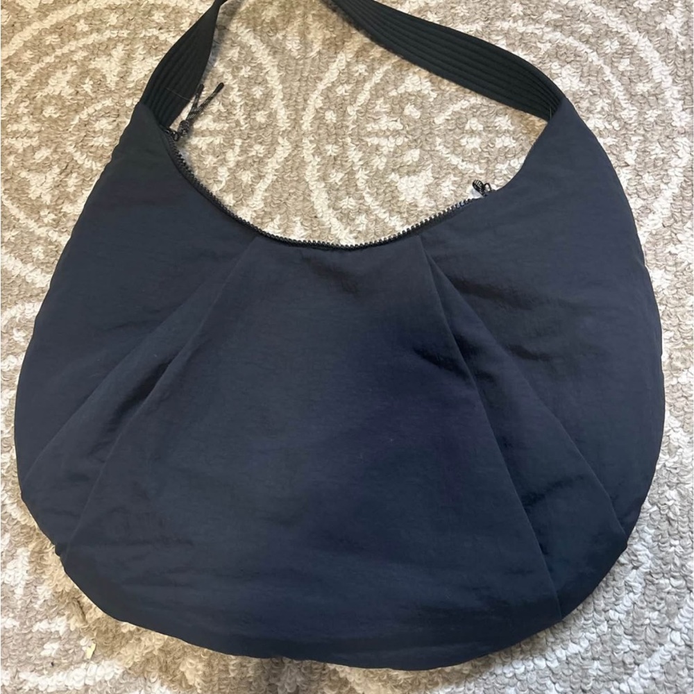 Lululemon pleated black 10L shoulder bag-crescent style